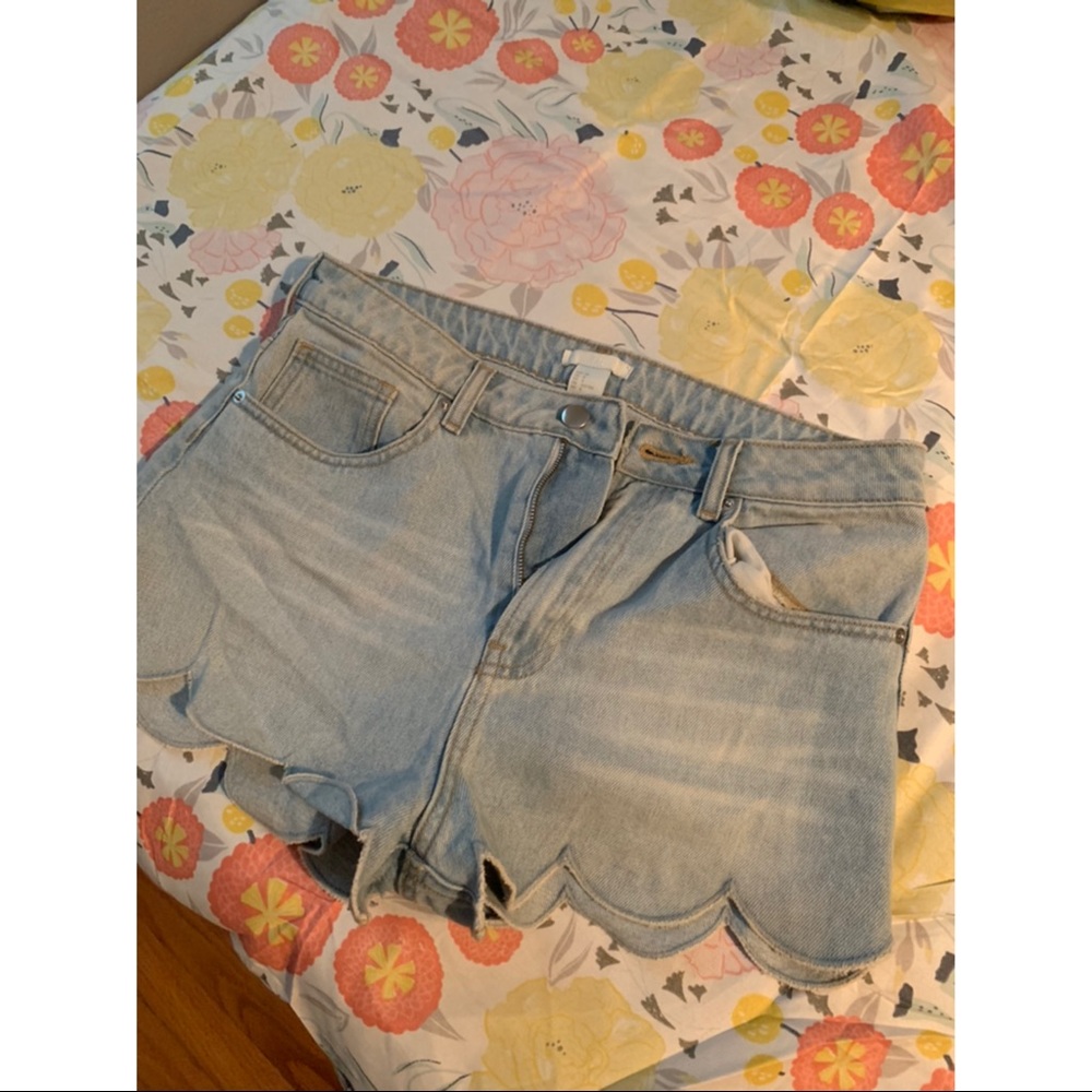 H&M scalloped denim shorts size 8